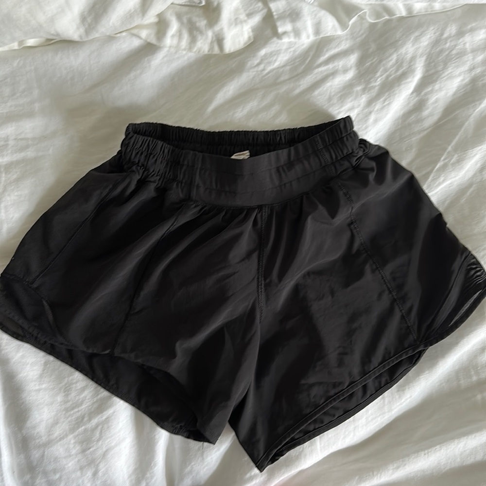 Lululemon hotty hot size 4, 4 inch